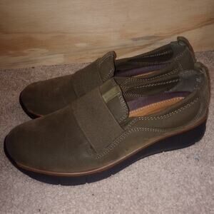 Women's Baretraps Olive Green Comfy Garner 7.5 Slip-On Shoes